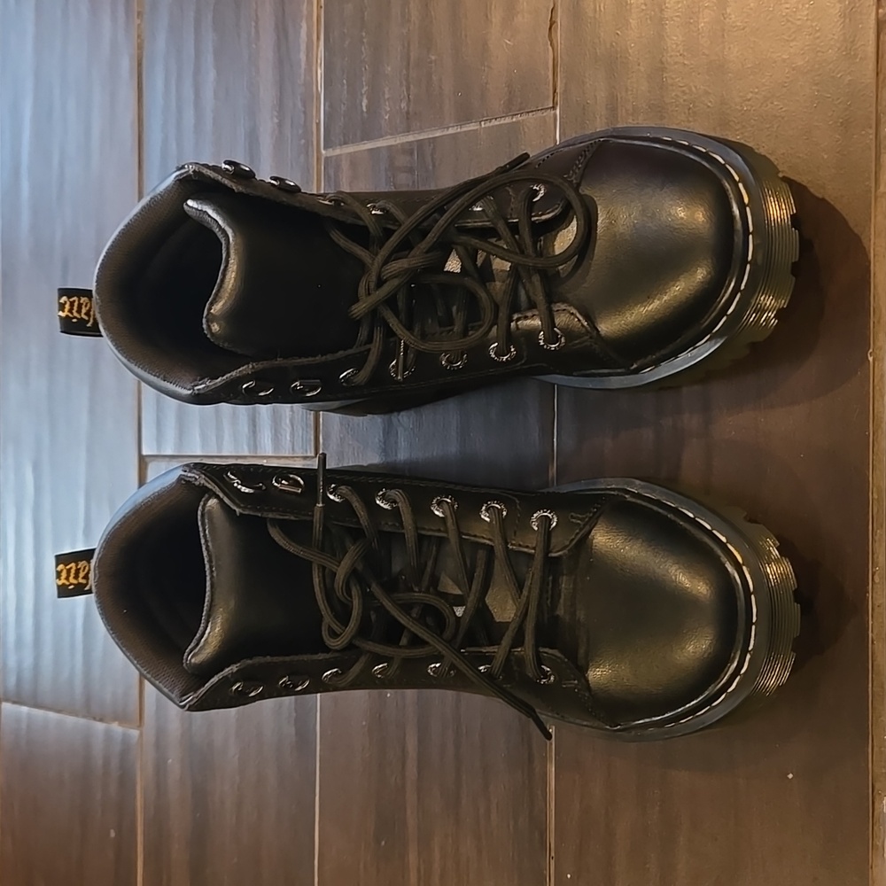 DR. Martens Faora Boots NWOT Sz USL 9 - Picture 1 of 10
